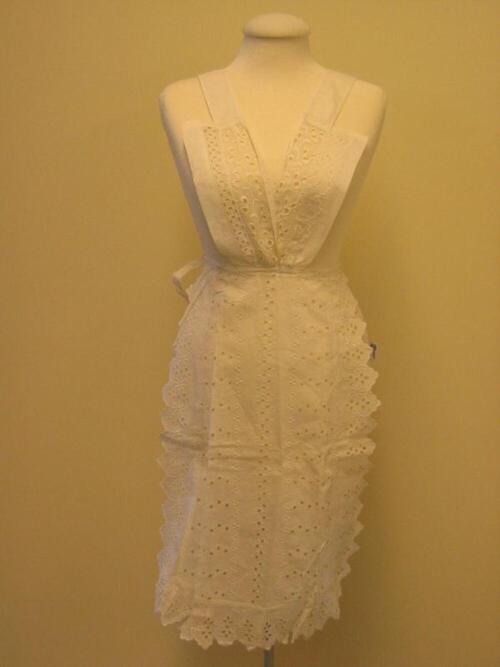 Schort in wit katoen versierd met broderie anglaise