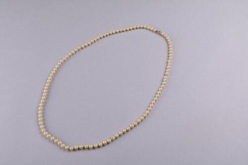 Halsketting van kleine parels