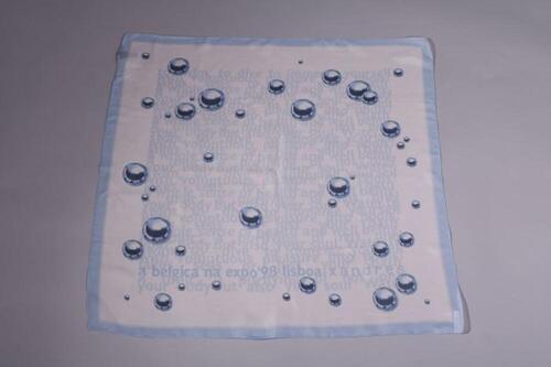 Foulard in wit zijde met blauwe bellen en tekst