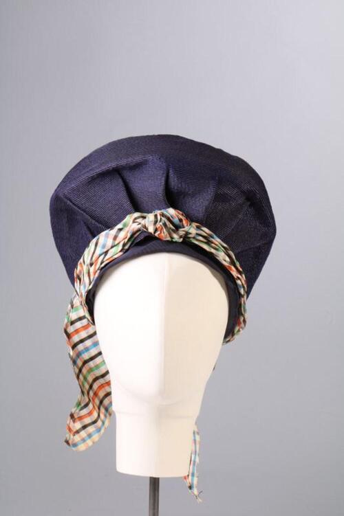 Hoed in blauw bandstro met geruite sjaal rond de bol