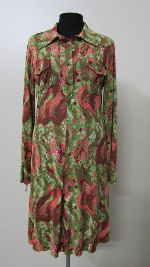 Groene jurk met roze-bordeaux bladvormige tekening in jersey