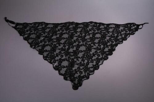 Zwarte driehoekige mantilla in machinale kant