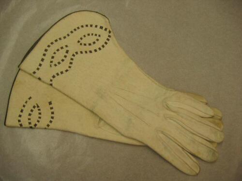 Handschoenen in wit leer met geperforeerde tekening