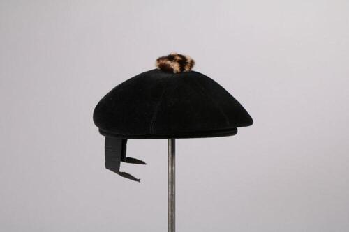 Baret in zwarte fluweel met pelsen pompon