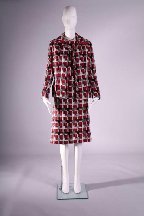 Ensemble bestaande uit een rok en een jasje in bordeaux, zwart en ecru tweed en blouse in bedrukte…