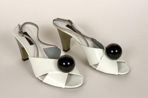 Slingback schoenen in wit lakleer met grote zwarte bol