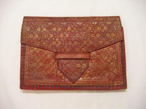 Handtas in rood leer met goudkleurige bedrukking