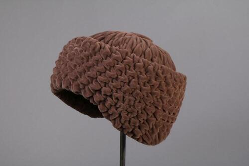 Hoed in bruin fluweel met cloqué-effect