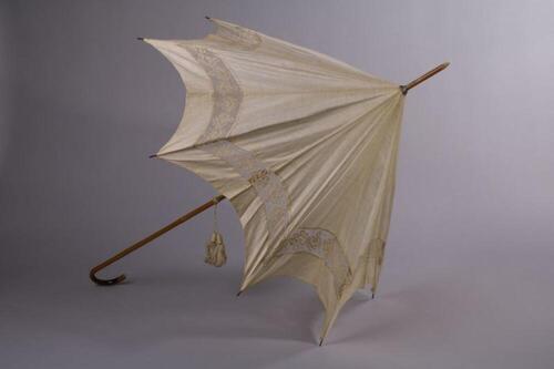 Parasol in ecrukleurig linnen versierd met een band filetkant