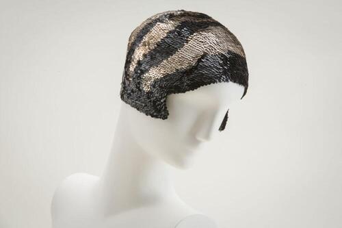 Cloche versierd met zwart- en zilverkleurige pailletten