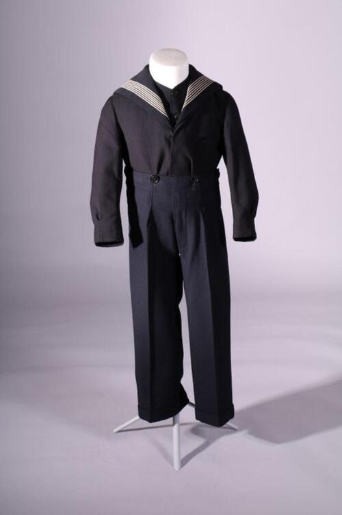 Matrozenpakje in donkerblauwe wol met een donkerblauwe en een zwarte broek