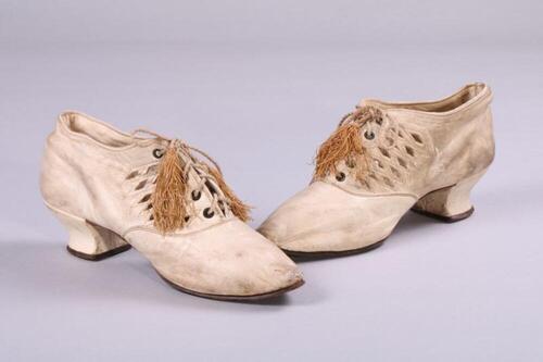 Witte damesschoenen in zeemleer met vetersluiting