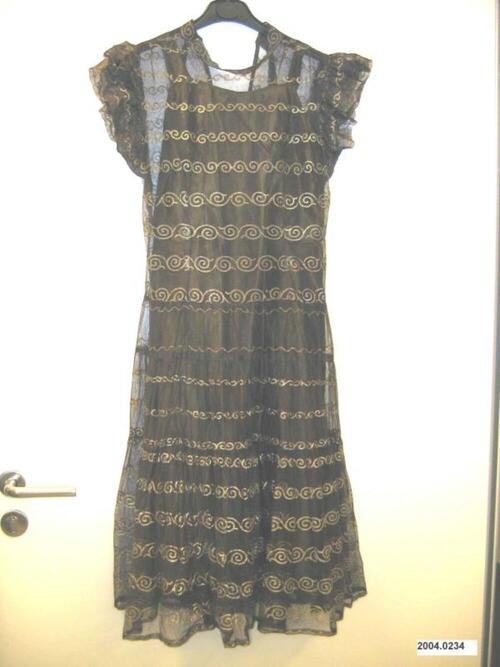 Jurk in bruine tule en goudkleurige  art nouveau motief