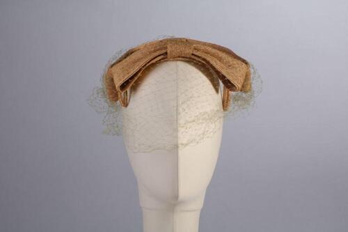Hoed in fijne beige stro met lichtgroene voilette