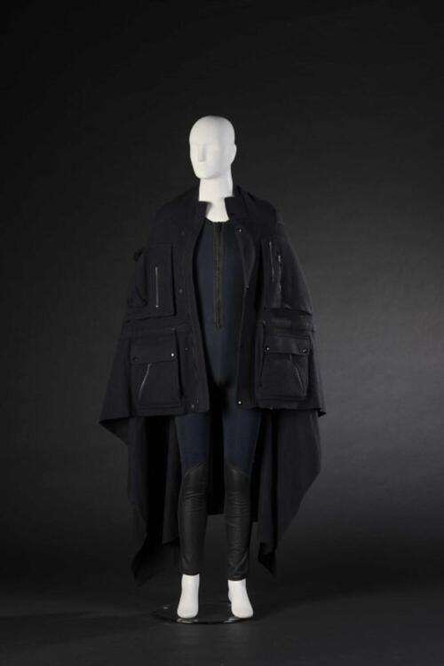 Ensemble bestaande uit donkerblauw duikerpak en lange, donkerblauwe cape