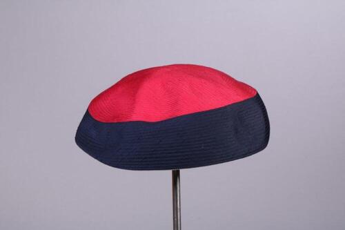 Hoed met rose-rode bol en rand in marineblauw