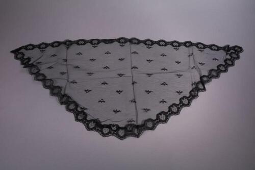 Zwarte driehoekige mantilla in machinaal kant
