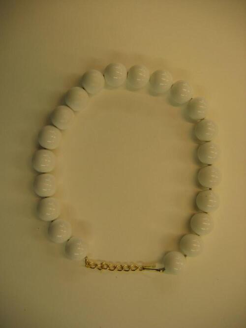 Halsketting met witte plastic bollen
