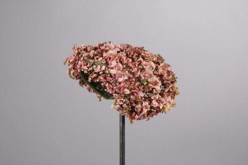 Hoed in gaas met roze en groene bloemen in zijde