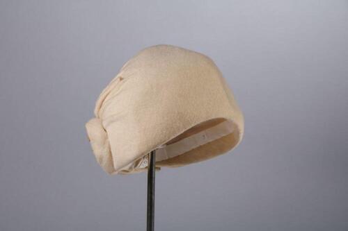 Toque in beige wol