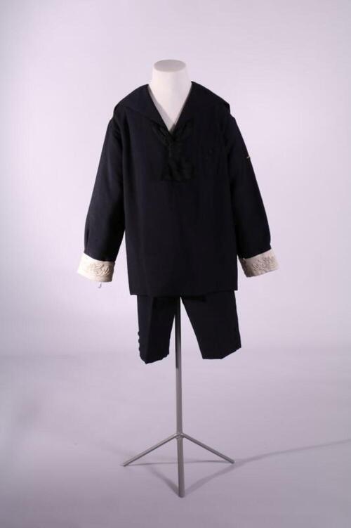 Matrozenpak in donkerblauwe wol bestaande uit blouse, broek, kraaghemdje, fluit en halsboord