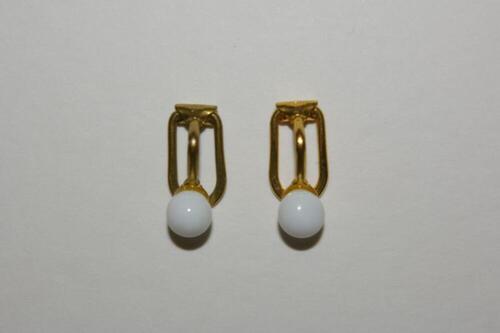 Kleine, witte plastic oorbellen met imitatieparel