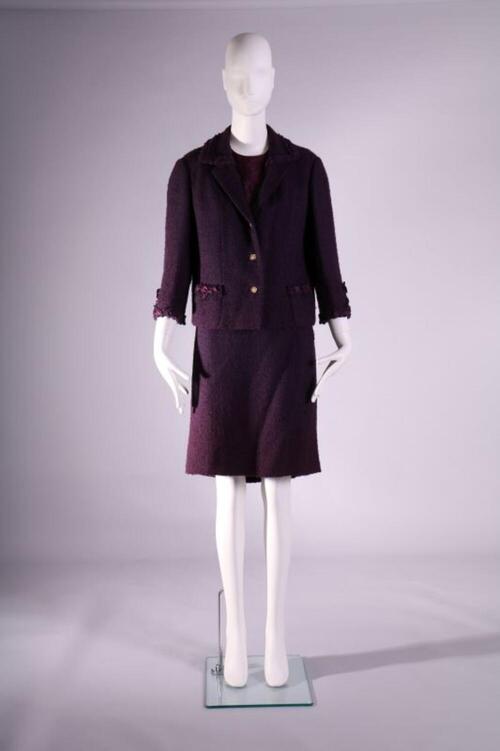 Ensemble bestaande uit een wollen jasje, zijden blouse met korte mouwen en wollen rok in paarse…