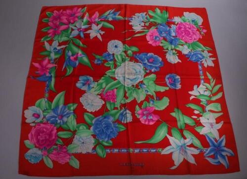 Foulard in rode zijde met bloemenprint