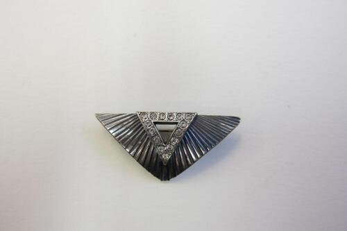 Broche in zilverkleurige metaal met kleine strass-stenen