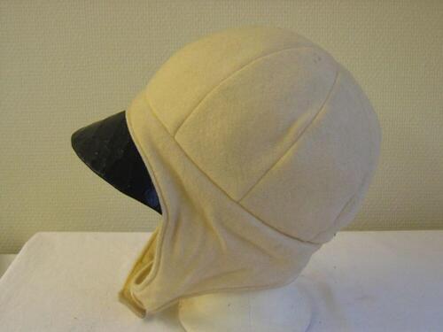 Pet in witte tricot met klep in zwarte skai