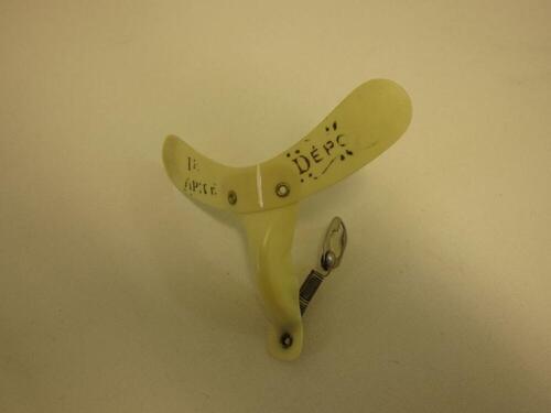 Dassenhouder in ecrukleurig plastic