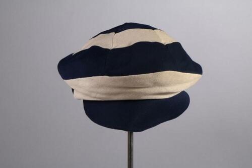 Pet in tricot met donkerblauwe en witte strepen