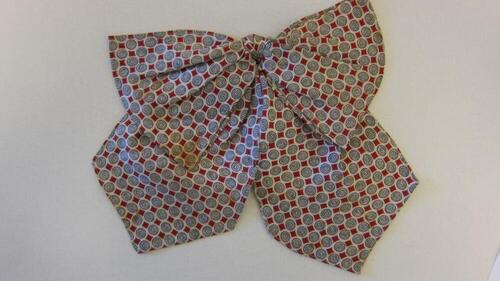 Jabot in rode, ecrukleurige en zwarte print