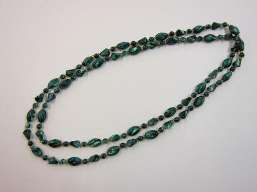 Halsketting in genuanceerd groene plastic kraaltjes