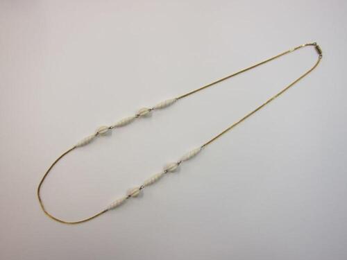 Goudkleurige metalen halsketting