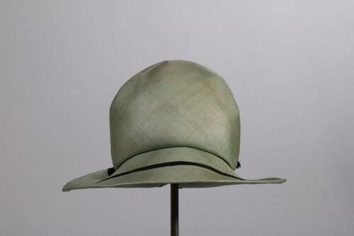 Groene pothoed met hoge bol en brede rand versierd met zwart ripslint