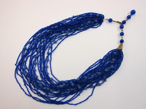 Halsketting in blauwe plastic kralen