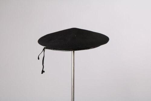 Baret in zwarte vilt met bies in zwart leer