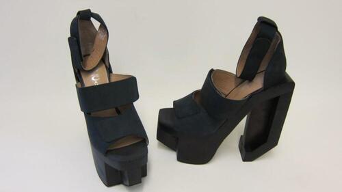 Sandalen in zwarte suède met houten plateauzolen