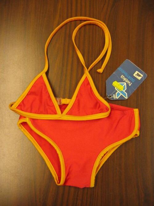Bikini in rode lycra met gele bies