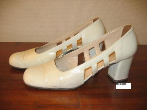 Pumps in wit leer met rechte neus en blokhakken