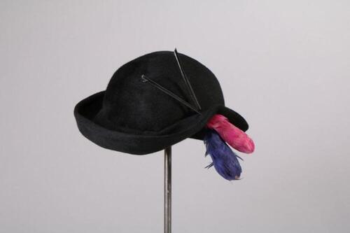 Hoed in zwarte mohair met roze en blauwe pluimen