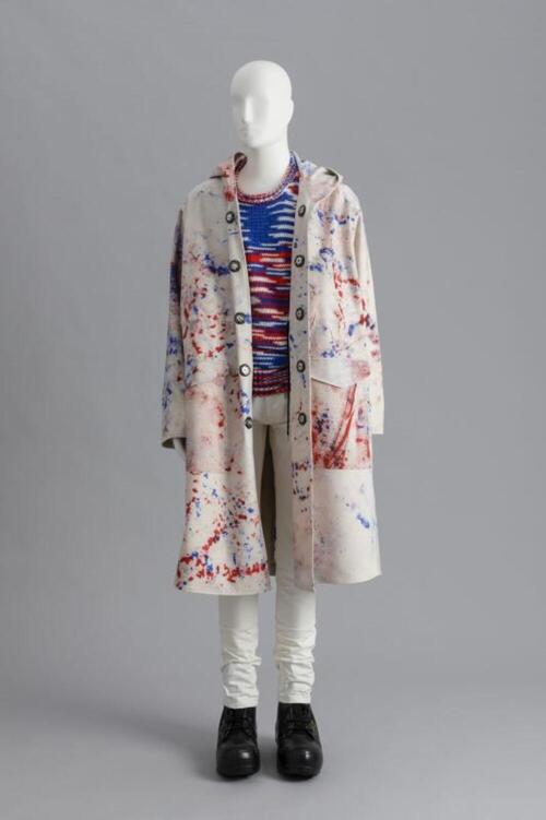 Ensemble bestaande uit trui, broek, mantel en enkellaarzen