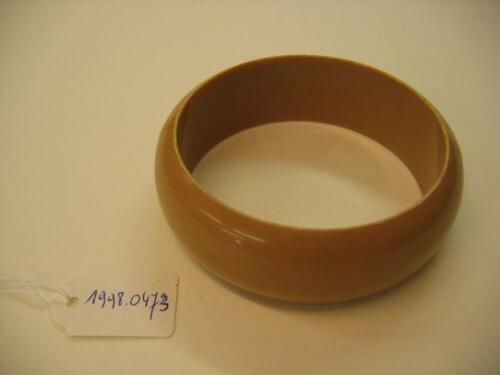 Brede armband in beige plastic
