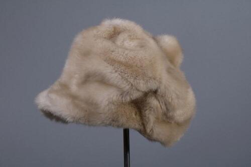 Muts met klep in beige imitatiebont