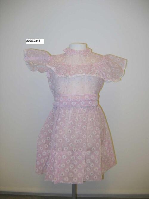 Jurk in roze nylon met witte bloemen in flockprint en riem