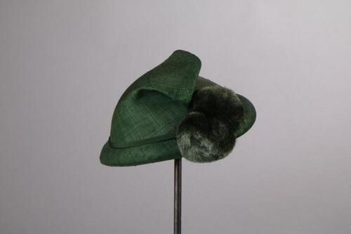 Hoed in groene stro met groene pompons