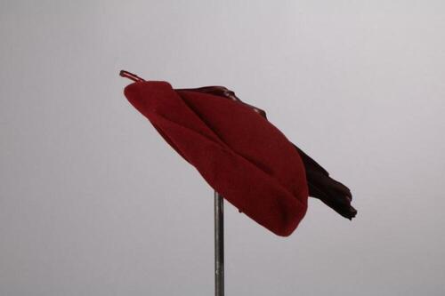Hoed in bordeauxrode vilt met rood geverfde ganzenveer