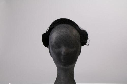 Hoed in grijze mohair met zwart fluweel en voilette
