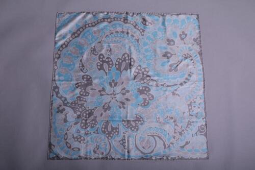 Vierkante foulard in zijde met blauw, witte en grijze bloemenprint